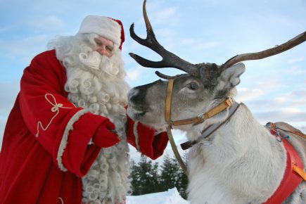 Papá Noel con un reno